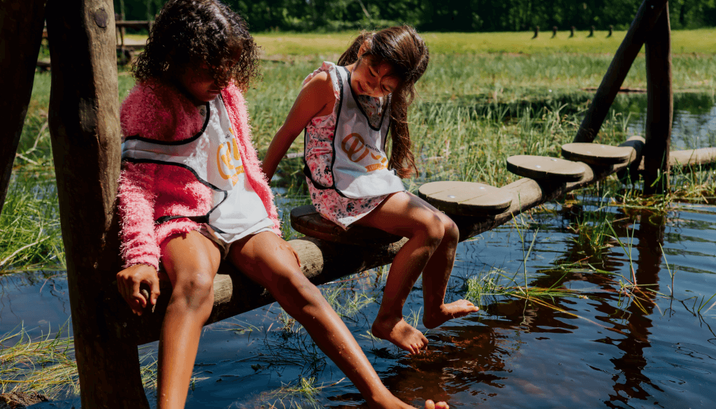 Devi Kids kinderen met voeten boven water